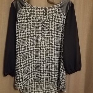NWOT-Houndstooth silky blouse